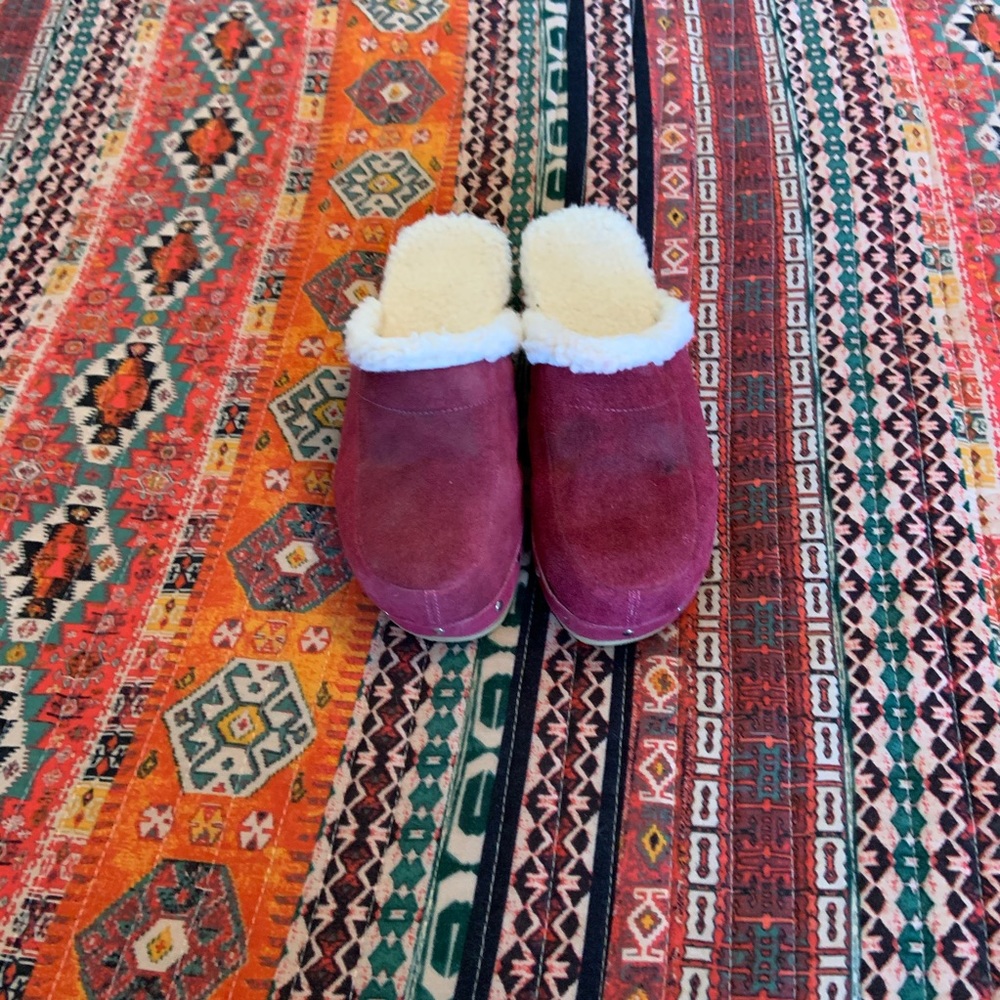 Raspberry colored clogs. - Picture 2 of 5
